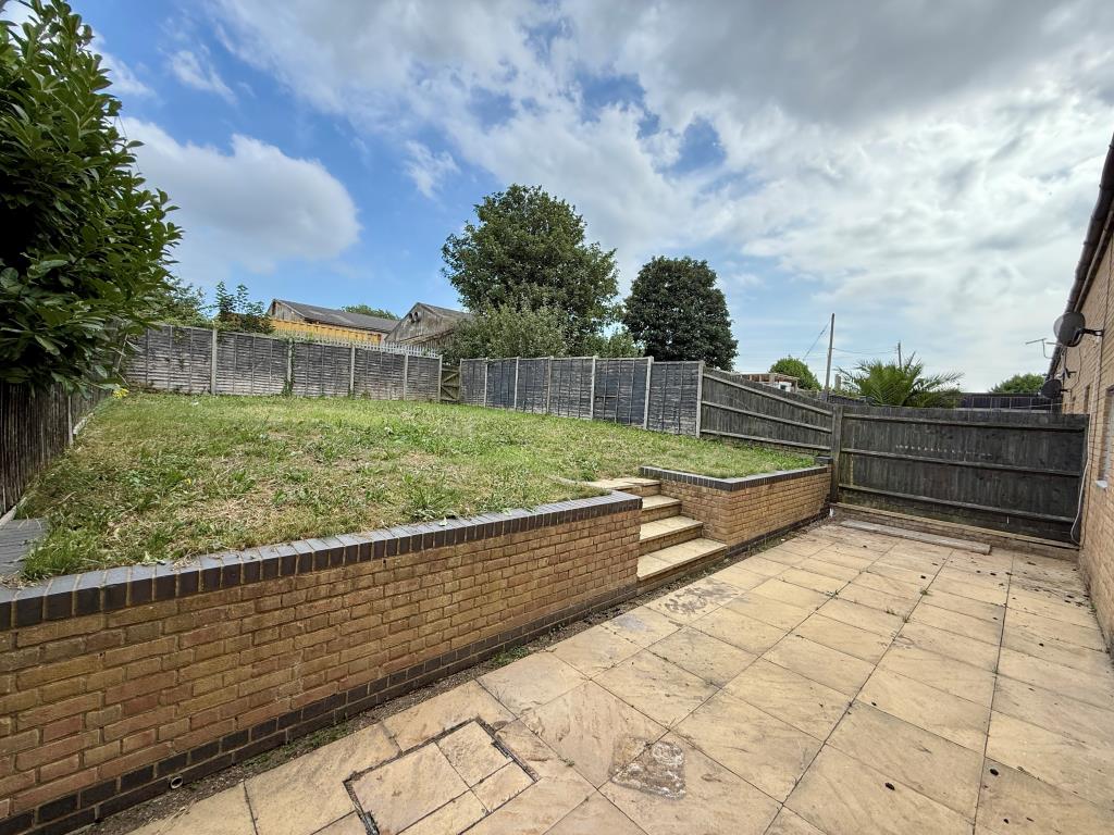 Lot: 62 - THREE-BEDROOM TERRACE HOUSE - Patio and garden to rear